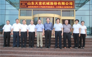 清華大學(xué)建筑設(shè)計(jì)研究院副院長(zhǎng)、研究員侯建群蒞臨