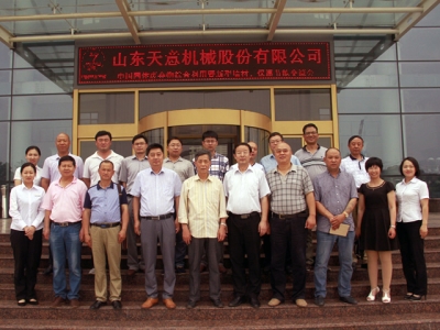 固體廢棄物利用新材料交流會(huì)一行專(zhuān)家領(lǐng)導(dǎo)蒞臨天意參觀指導(dǎo)