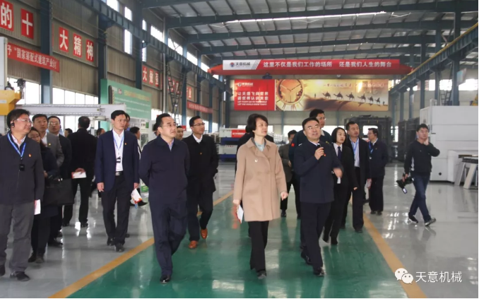 濟(jì)寧市委常委、組織部部長孔凡萍帶領(lǐng)全市“兩新”組織黨建工作現(xiàn)場觀摩團(tuán)蒞臨天意機(jī)械調(diào)研指導(dǎo)